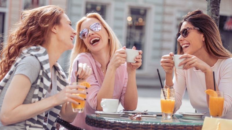 Vários amigos a tomar um café à tarde na esplanada de um Bar
