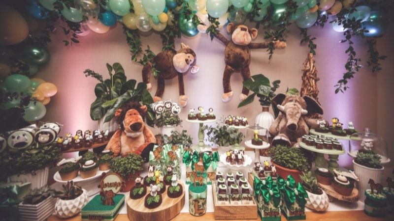 Festa de aniversário com tema de selva com decoração combinando
